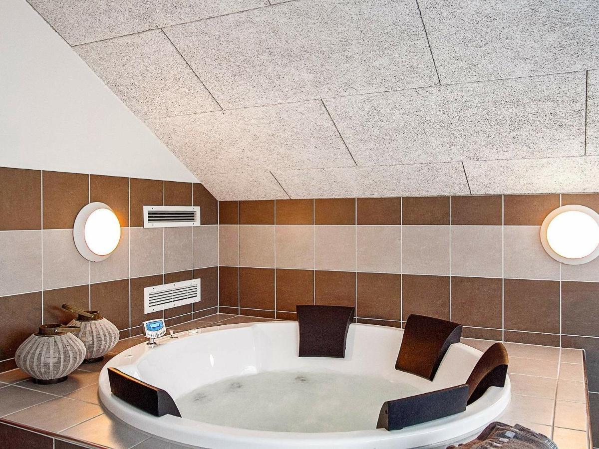 12 Person Holiday Home In Hasselberg كابلن الغرفة الصورة